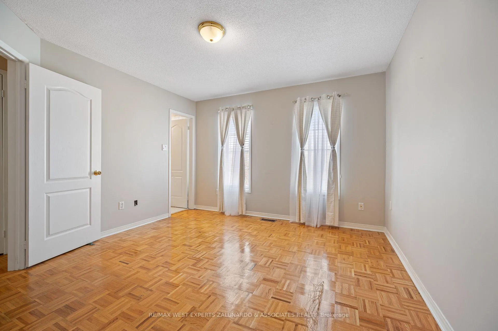 Photo 17 of 140 Parktree Drive, Vaughan, Maple — HOMEH