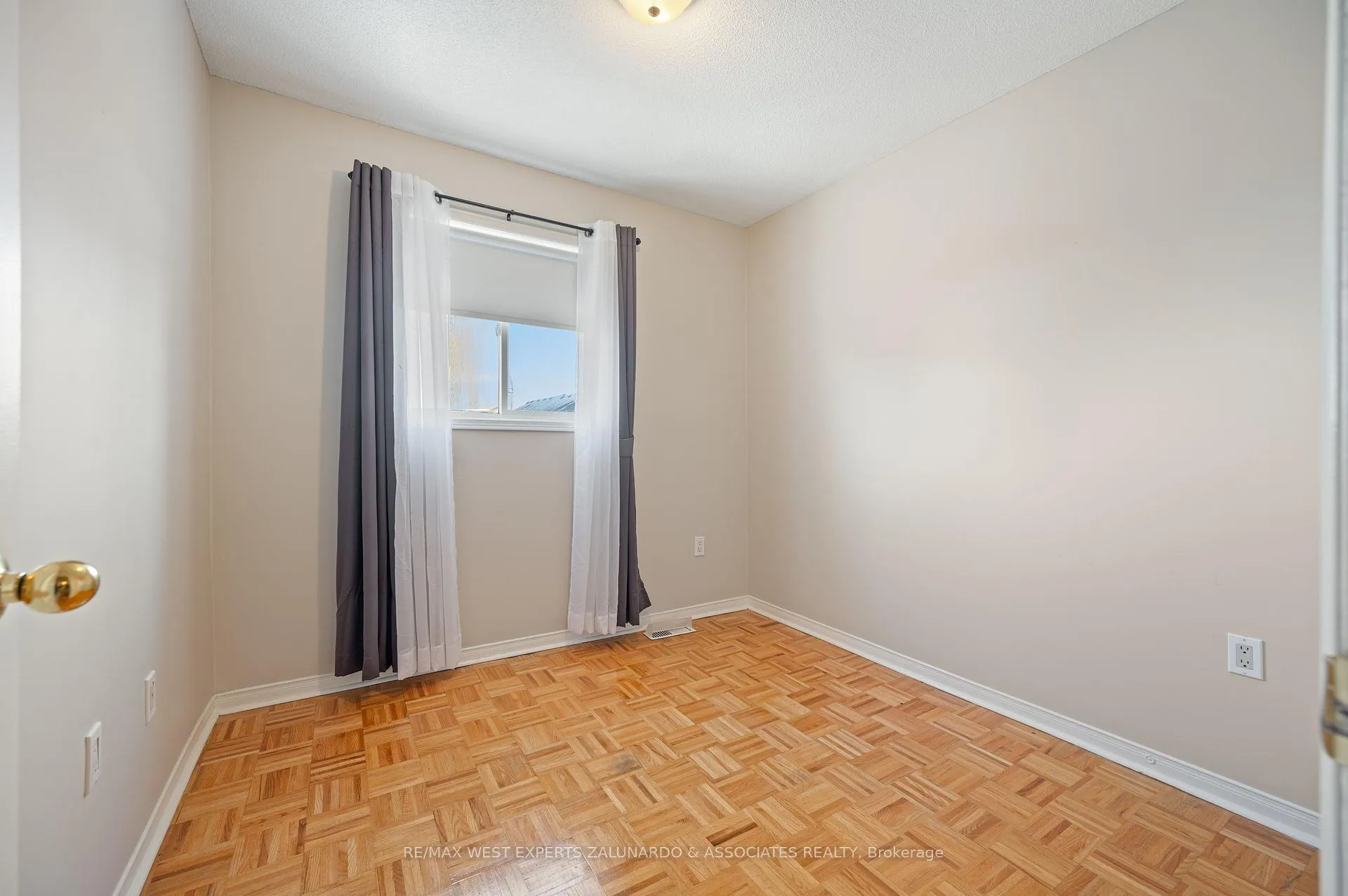 Photo 22 of 140 Parktree Drive, Vaughan, Maple — HOMEH