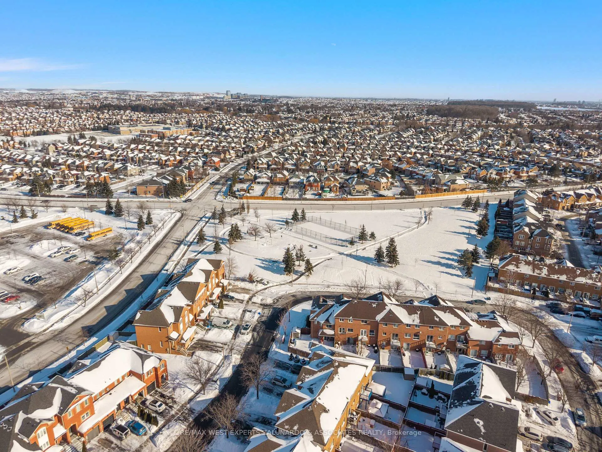 Photo 37 of 140 Parktree Drive, Vaughan, Maple — HOMEH