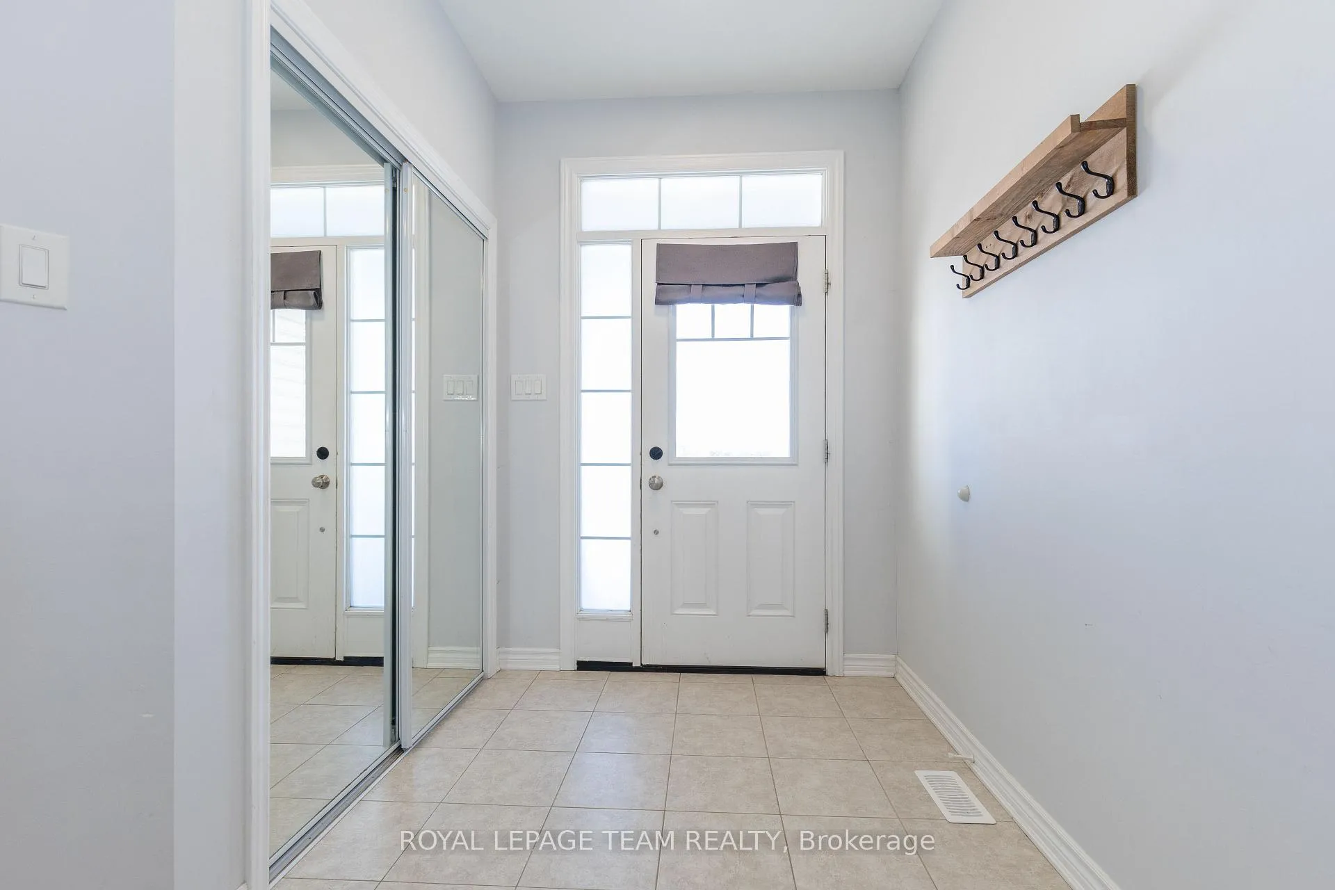 Photo 2 of 937 Shimmerton Circle, Ottawa, Kanata - Emerald Meadows/Trailwest — HOMEH