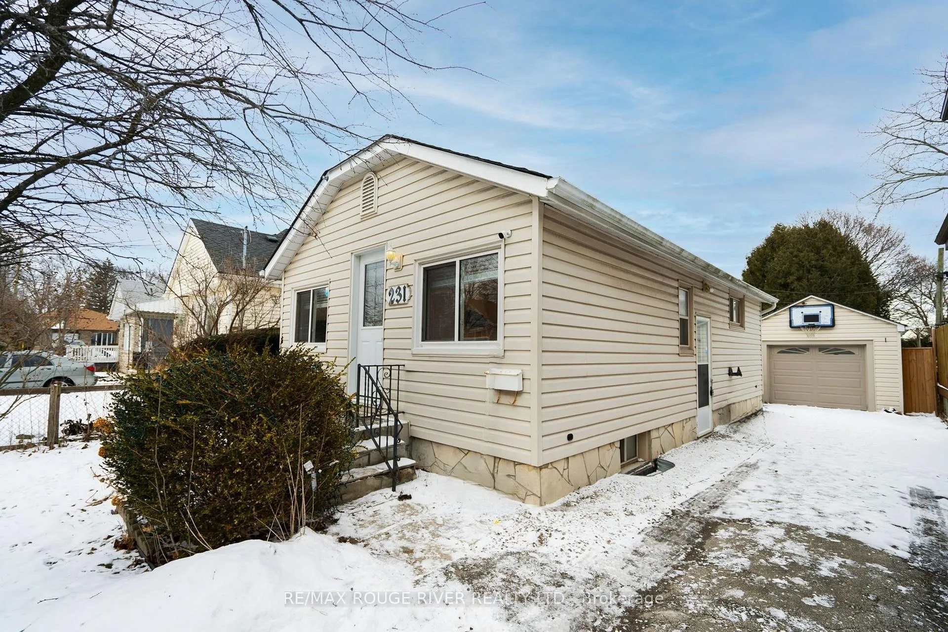 Photo 2 of 231 Roxborough Avenue, Oshawa, O'Neill — HOMEH