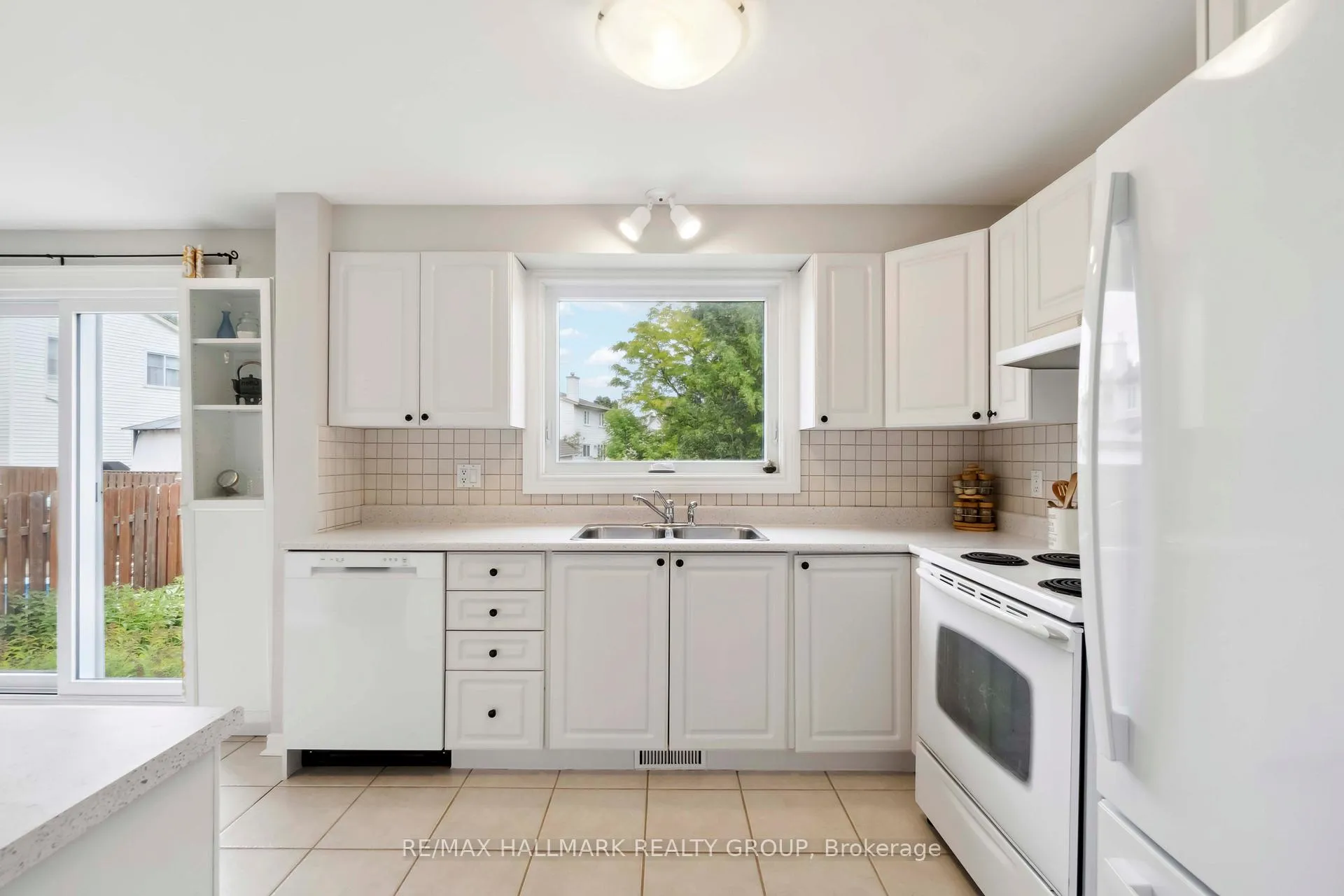 Photo 11 of 1795 Prestwick Drive, Ottawa, Queenswood Heights South — HOMEH