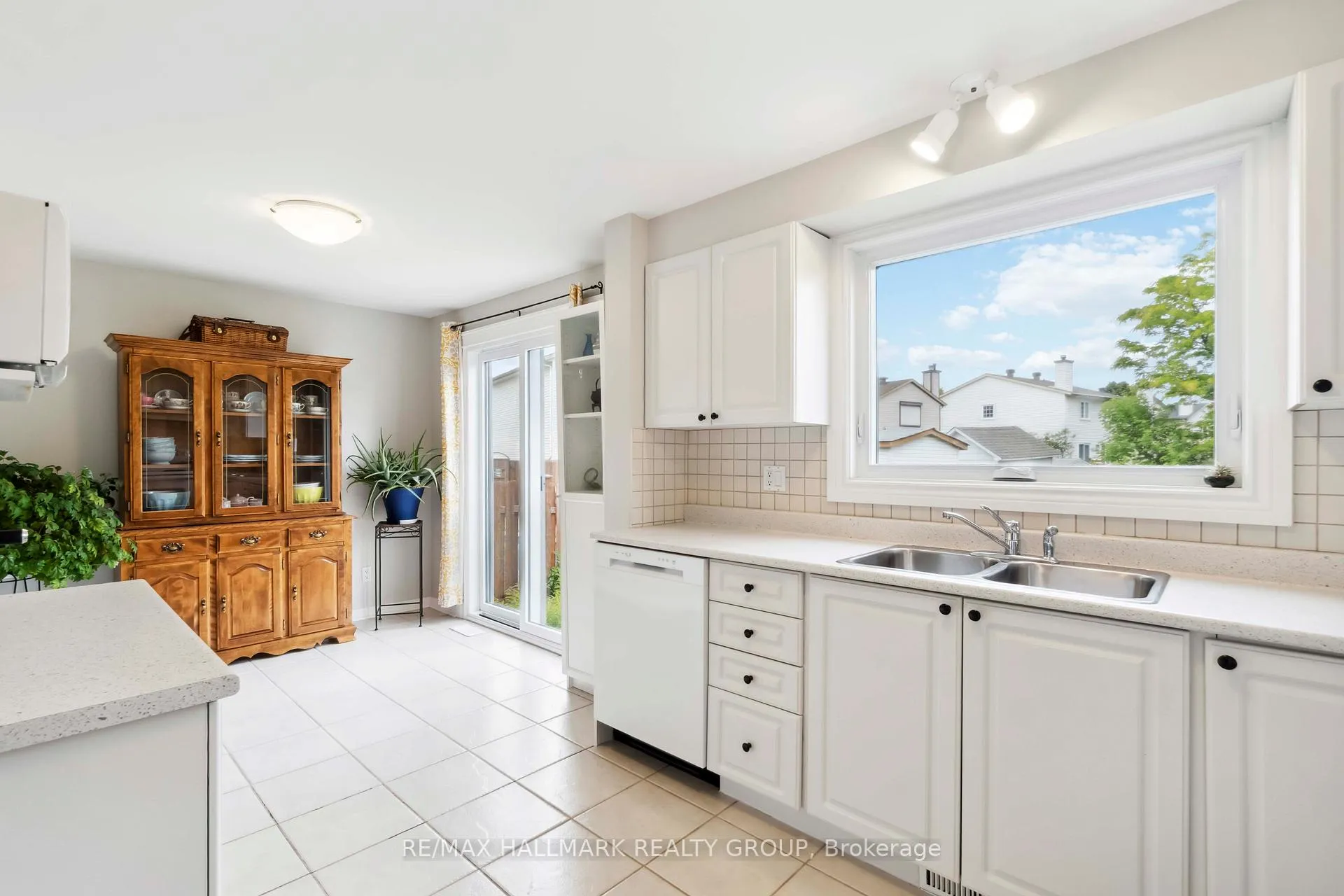Photo 12 of 1795 Prestwick Drive, Ottawa, Queenswood Heights South — HOMEH