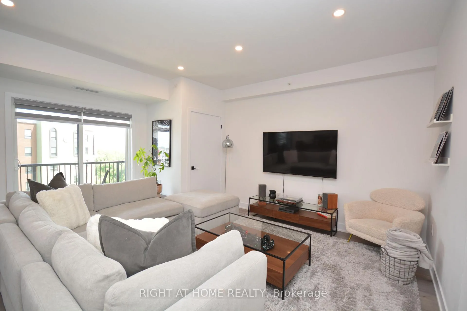 Photo 4 of Unit 411, 8 Culinary Lane, Barrie, Rural Barrie Southeast — HOMEH