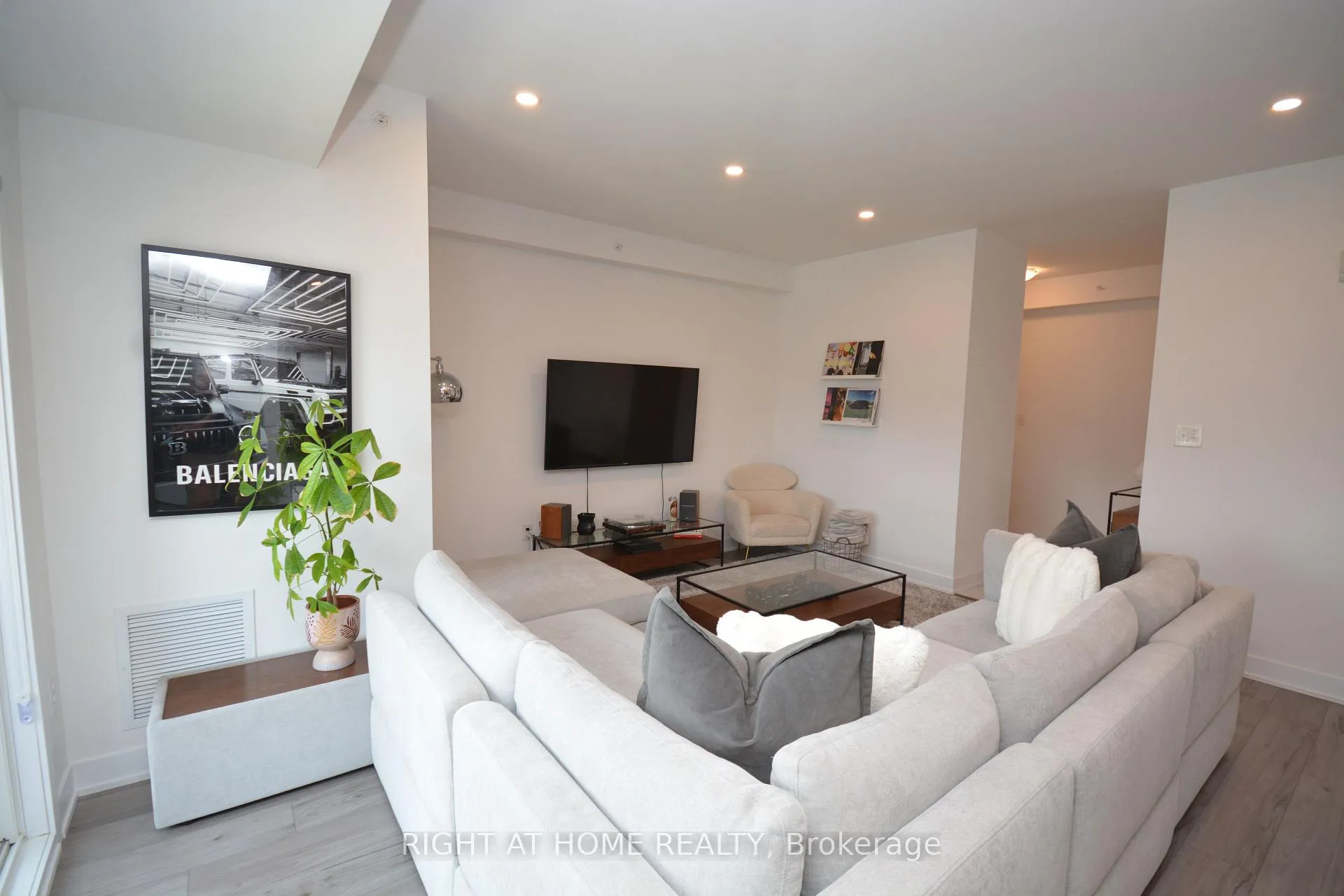 Photo 5 of Unit 411, 8 Culinary Lane, Barrie, Rural Barrie Southeast — HOMEH