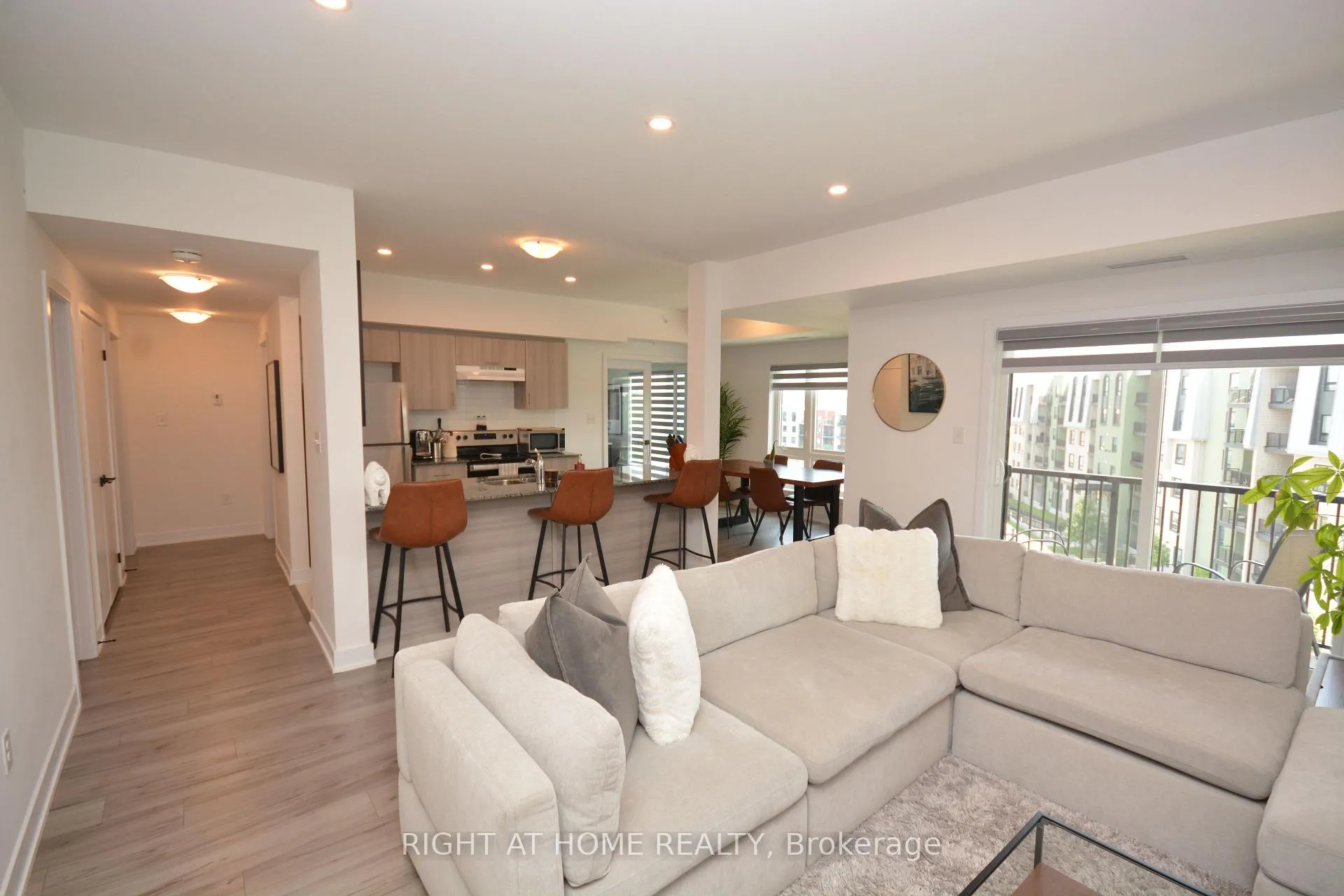 Photo 6 of Unit 411, 8 Culinary Lane, Barrie, Rural Barrie Southeast — HOMEH