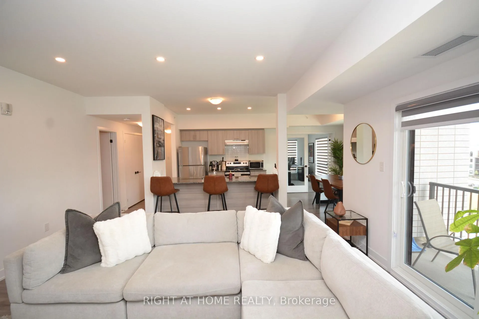 Photo 7 of Unit 411, 8 Culinary Lane, Barrie, Rural Barrie Southeast — HOMEH