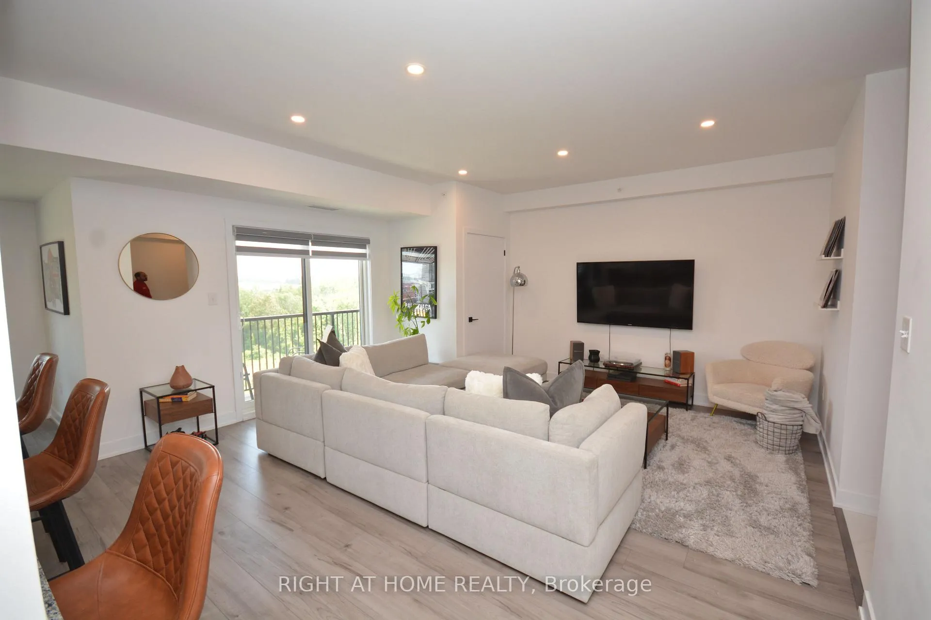 Photo 8 of Unit 411, 8 Culinary Lane, Barrie, Rural Barrie Southeast — HOMEH
