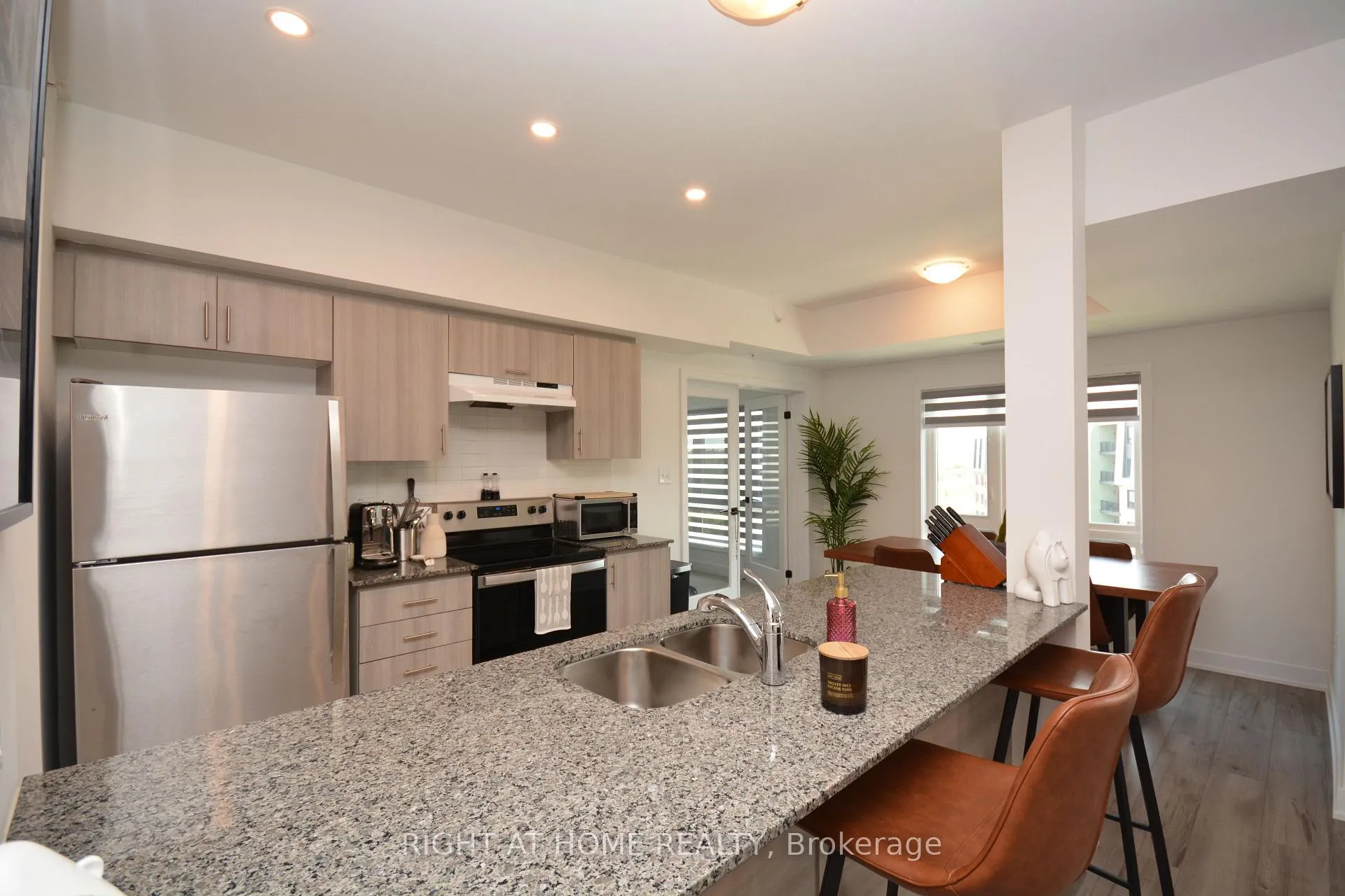 Photo 10 of Unit 411, 8 Culinary Lane, Barrie, Rural Barrie Southeast — HOMEH
