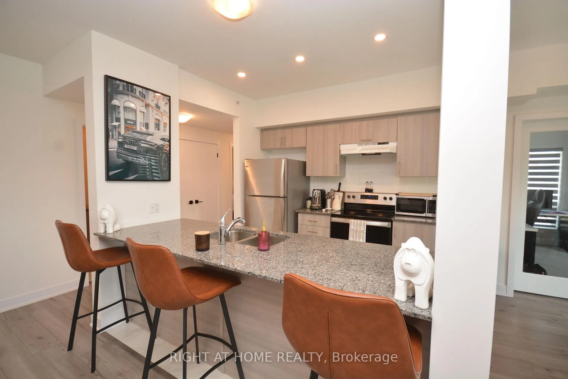 Photo 11 of Unit 411, 8 Culinary Lane, Barrie, Rural Barrie Southeast — HOMEH