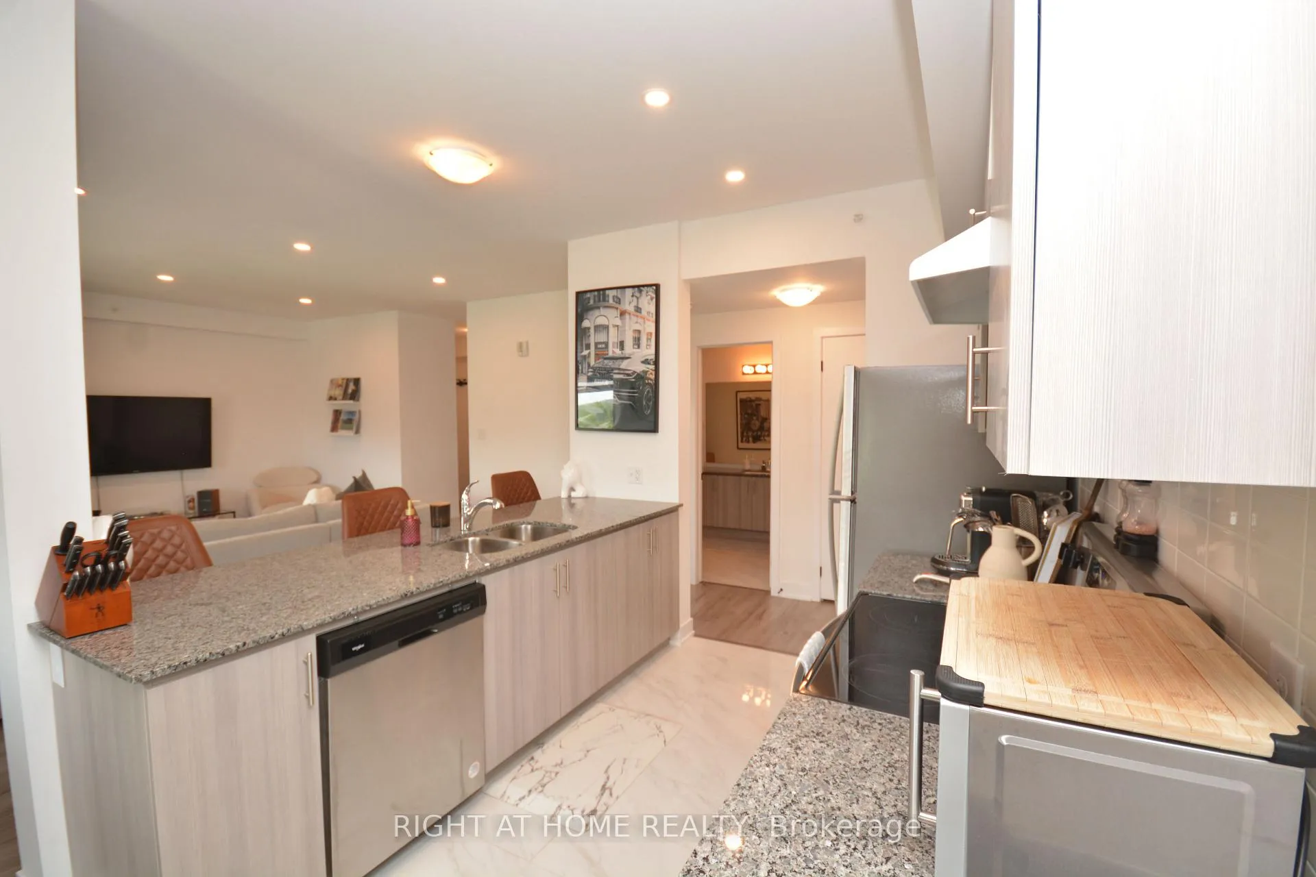 Photo 13 of Unit 411, 8 Culinary Lane, Barrie, Rural Barrie Southeast — HOMEH
