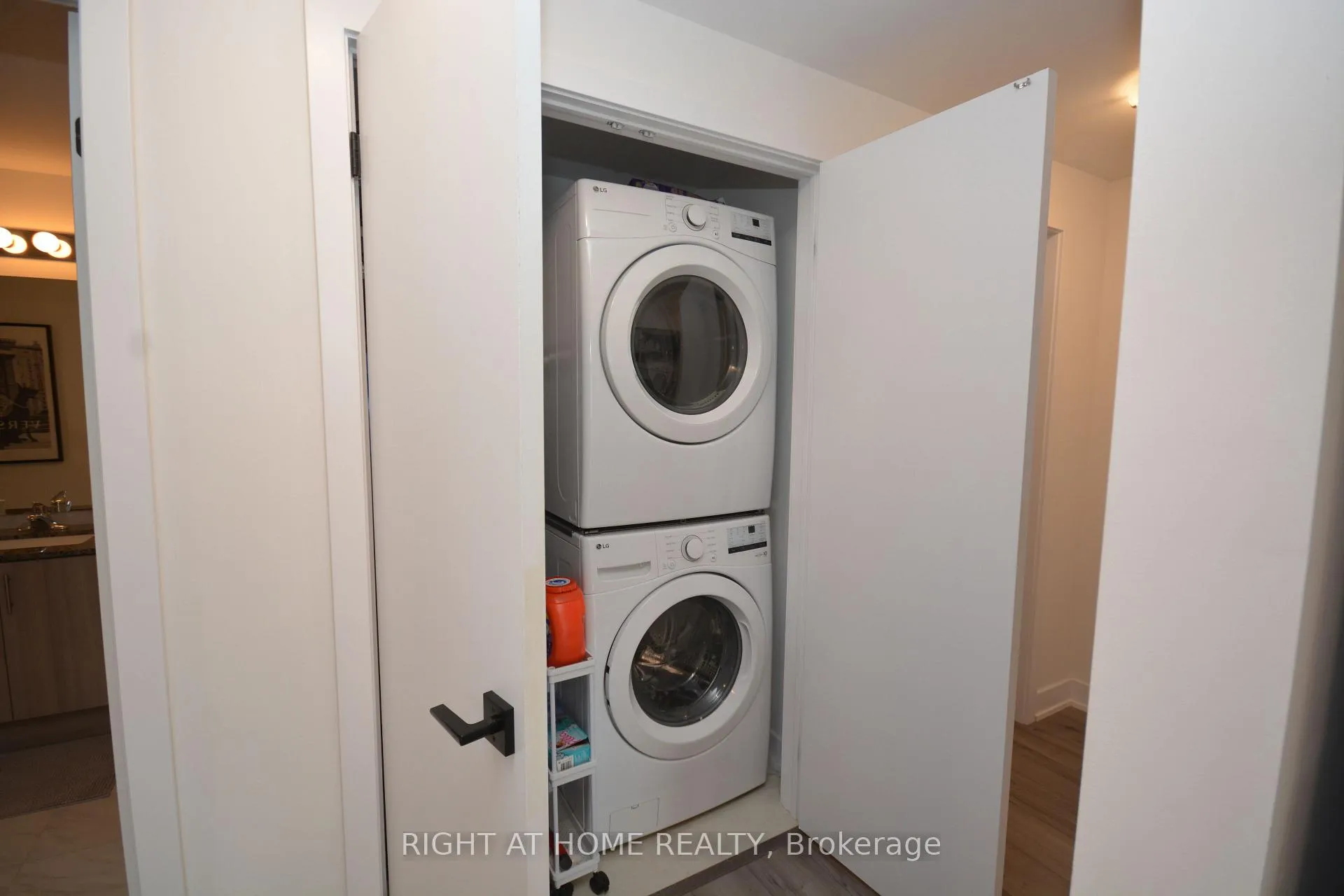 Photo 18 of Unit 411, 8 Culinary Lane, Barrie, Rural Barrie Southeast — HOMEH