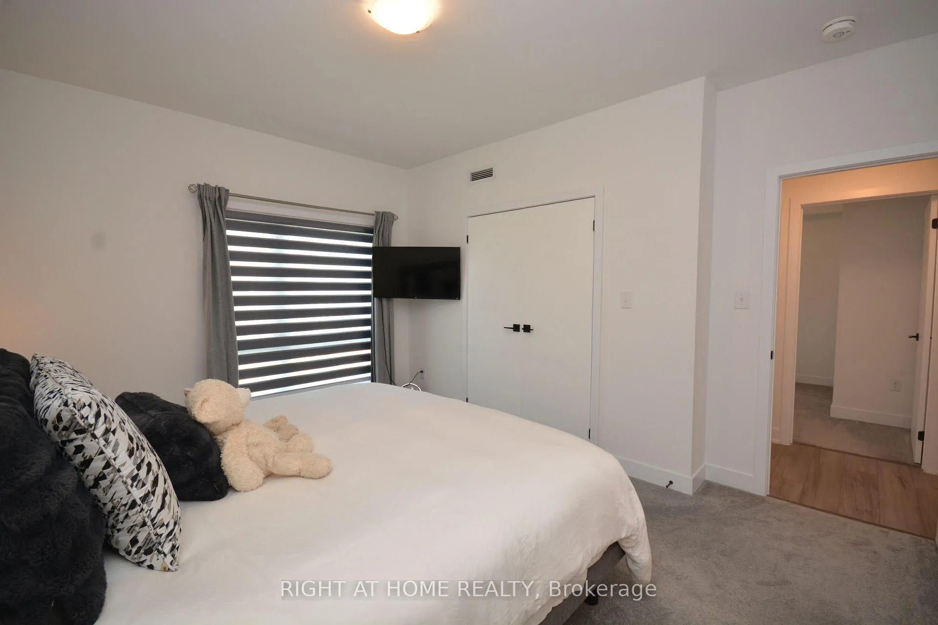 Photo 23 of Unit 411, 8 Culinary Lane, Barrie, Rural Barrie Southeast — HOMEH