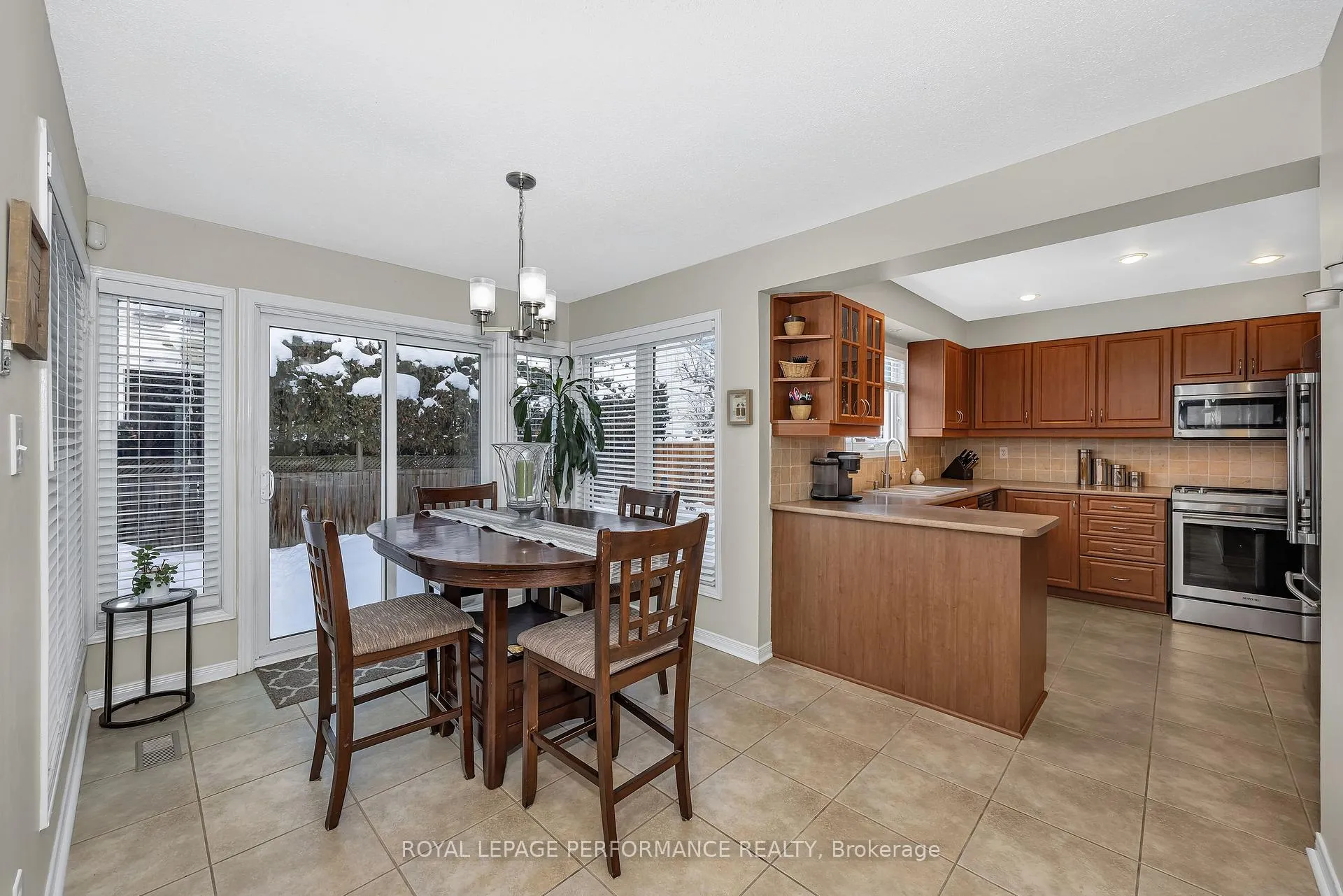 Photo 12 of 1391 Mountainside Crescent E, Ottawa, Bilberry Creek/Queenswood Heights — HOMEH