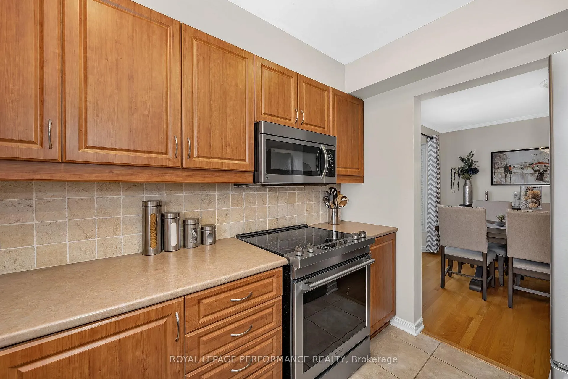 Photo 16 of 1391 Mountainside Crescent E, Ottawa, Bilberry Creek/Queenswood Heights — HOMEH