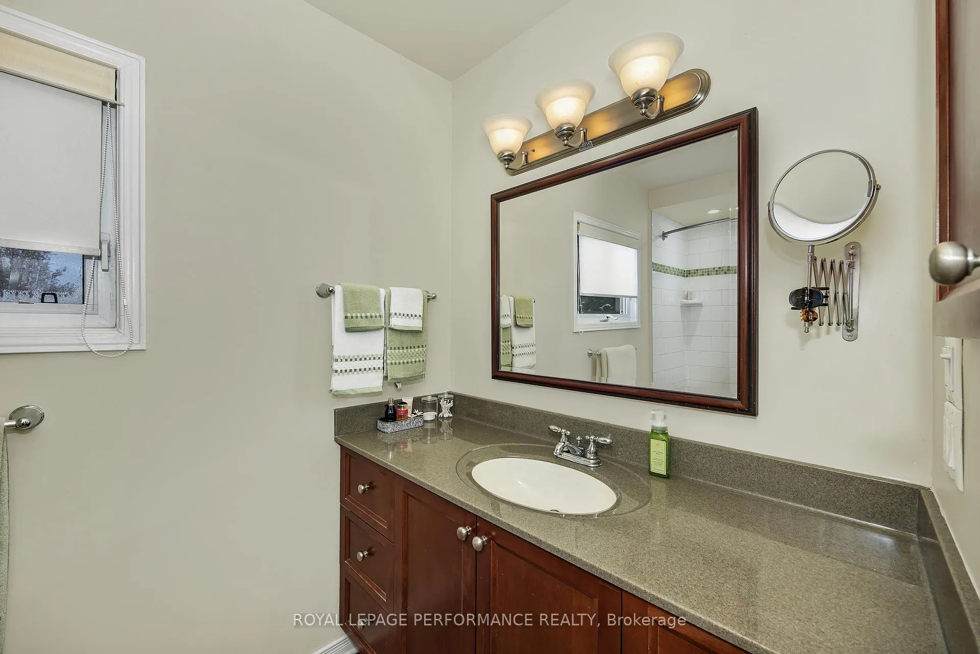 Photo 27 of 1391 Mountainside Crescent E, Ottawa, Bilberry Creek/Queenswood Heights — HOMEH