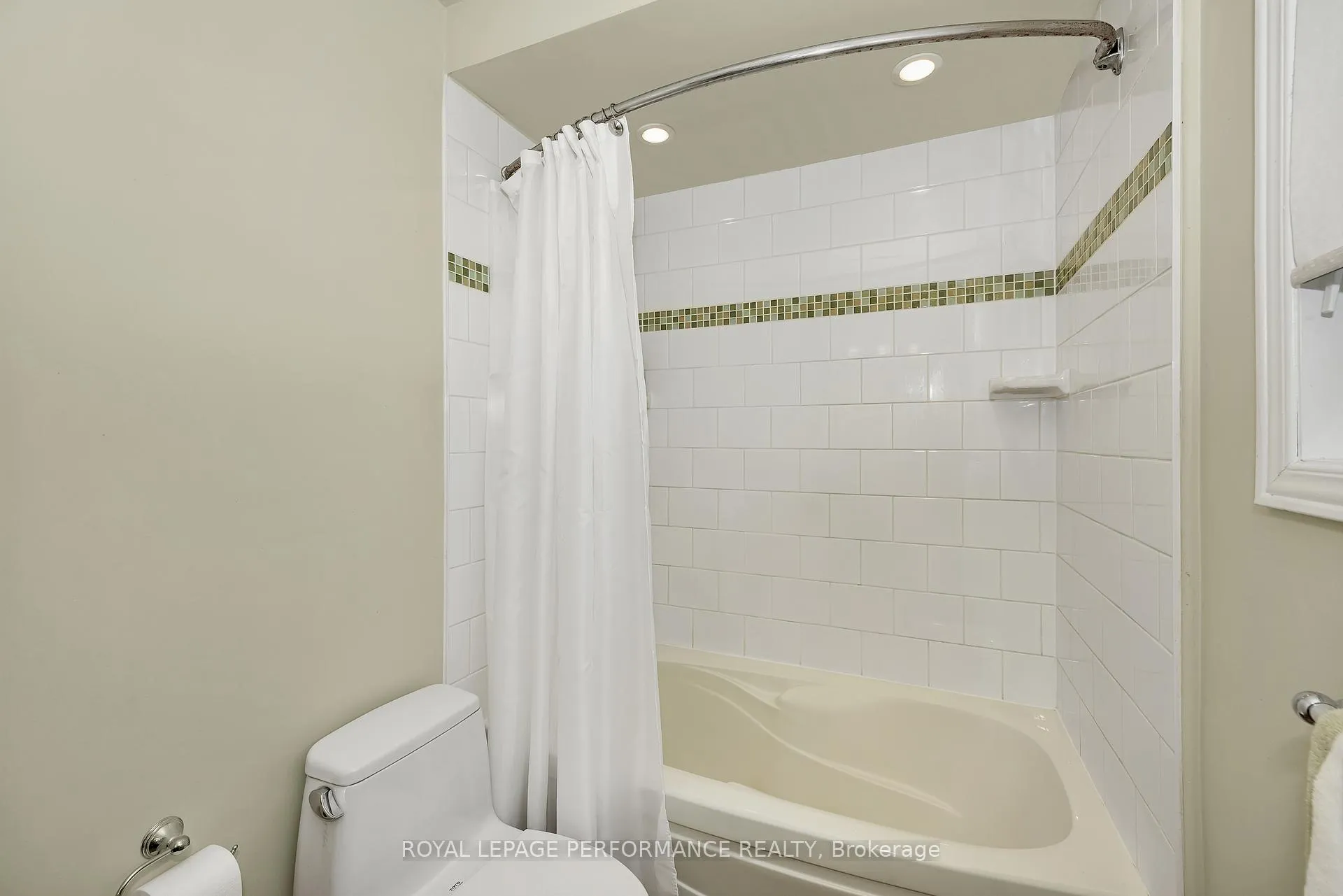 Photo 28 of 1391 Mountainside Crescent E, Ottawa, Bilberry Creek/Queenswood Heights — HOMEH