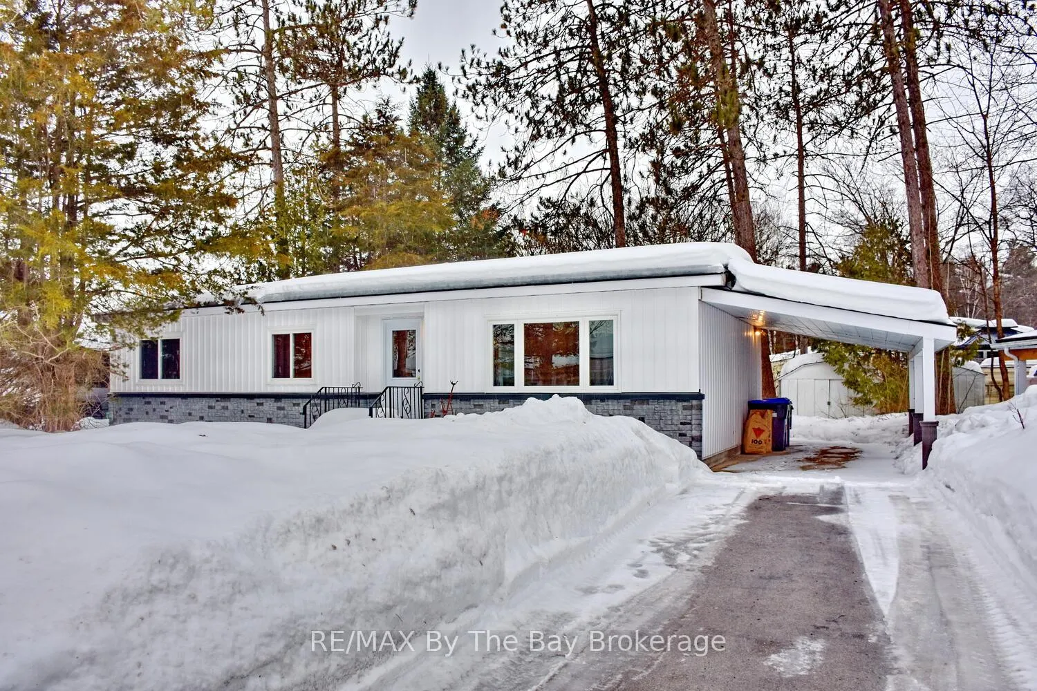 Photo 2 of 11 Carruthers Street S, Wasaga Beach — HOMEH