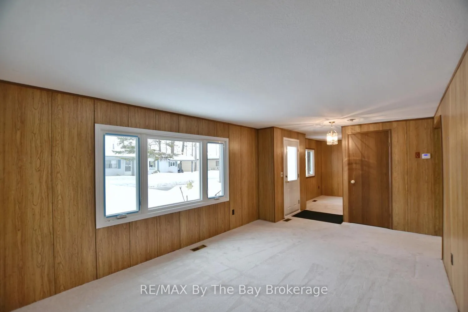 Photo 5 of 11 Carruthers Street S, Wasaga Beach — HOMEH