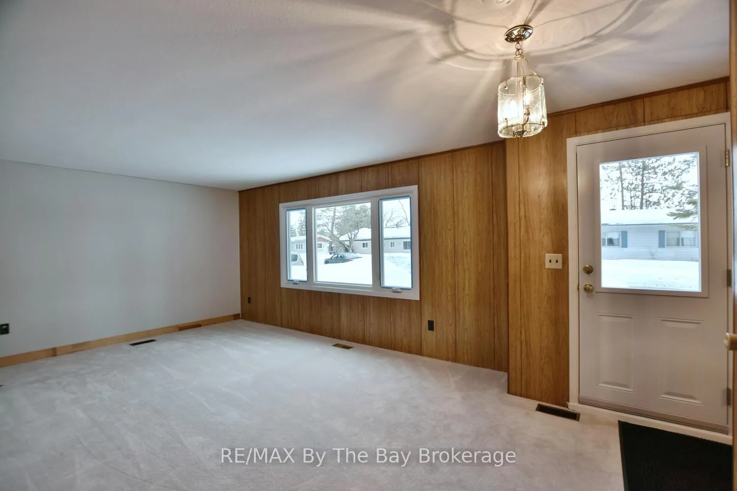 Photo 6 of 11 Carruthers Street S, Wasaga Beach — HOMEH