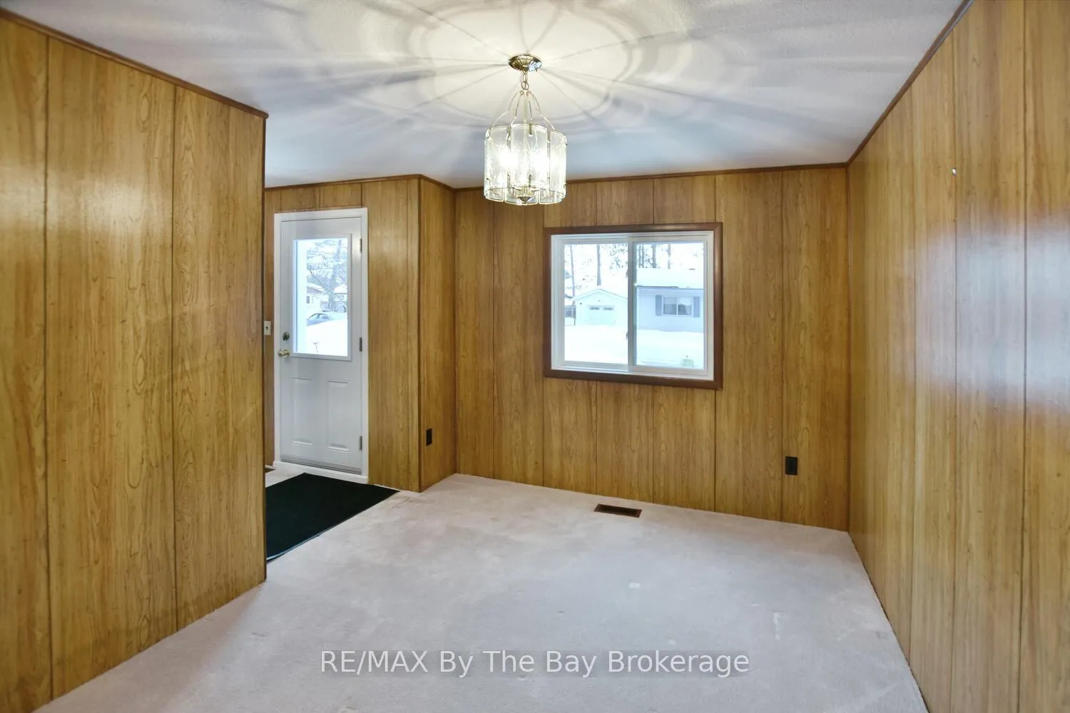 Photo 9 of 11 Carruthers Street S, Wasaga Beach — HOMEH