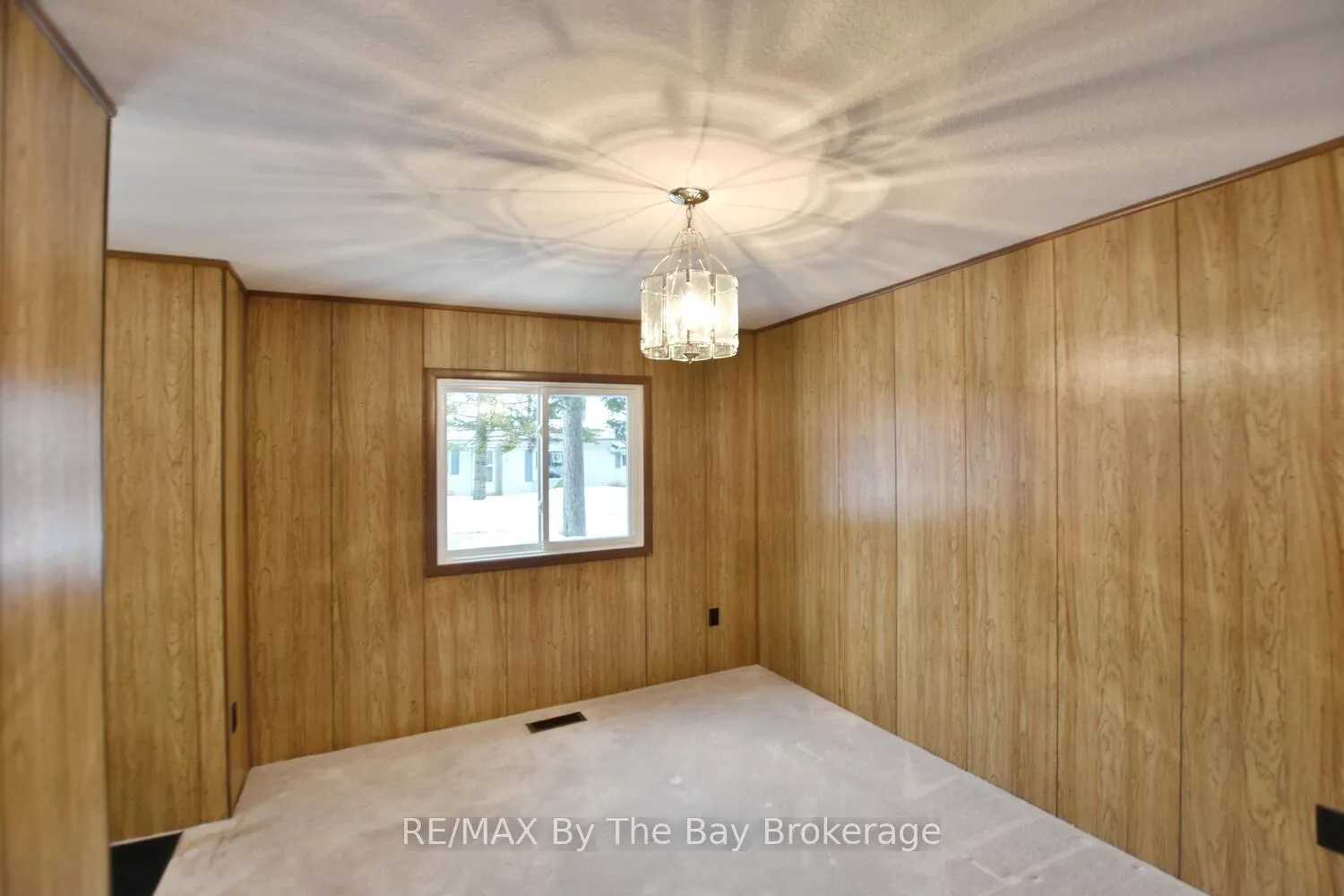 Photo 10 of 11 Carruthers Street S, Wasaga Beach — HOMEH