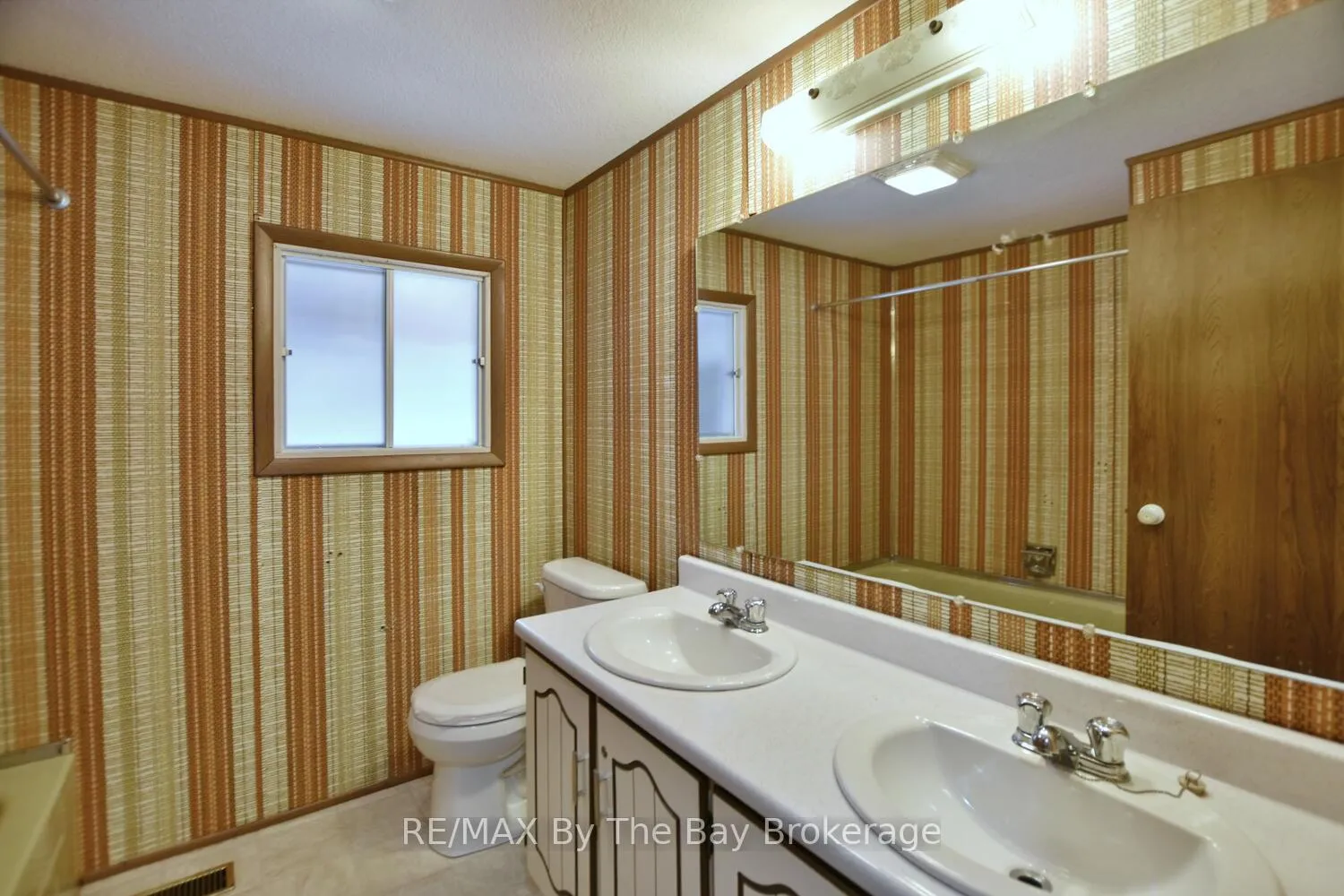 Photo 22 of 11 Carruthers Street S, Wasaga Beach — HOMEH