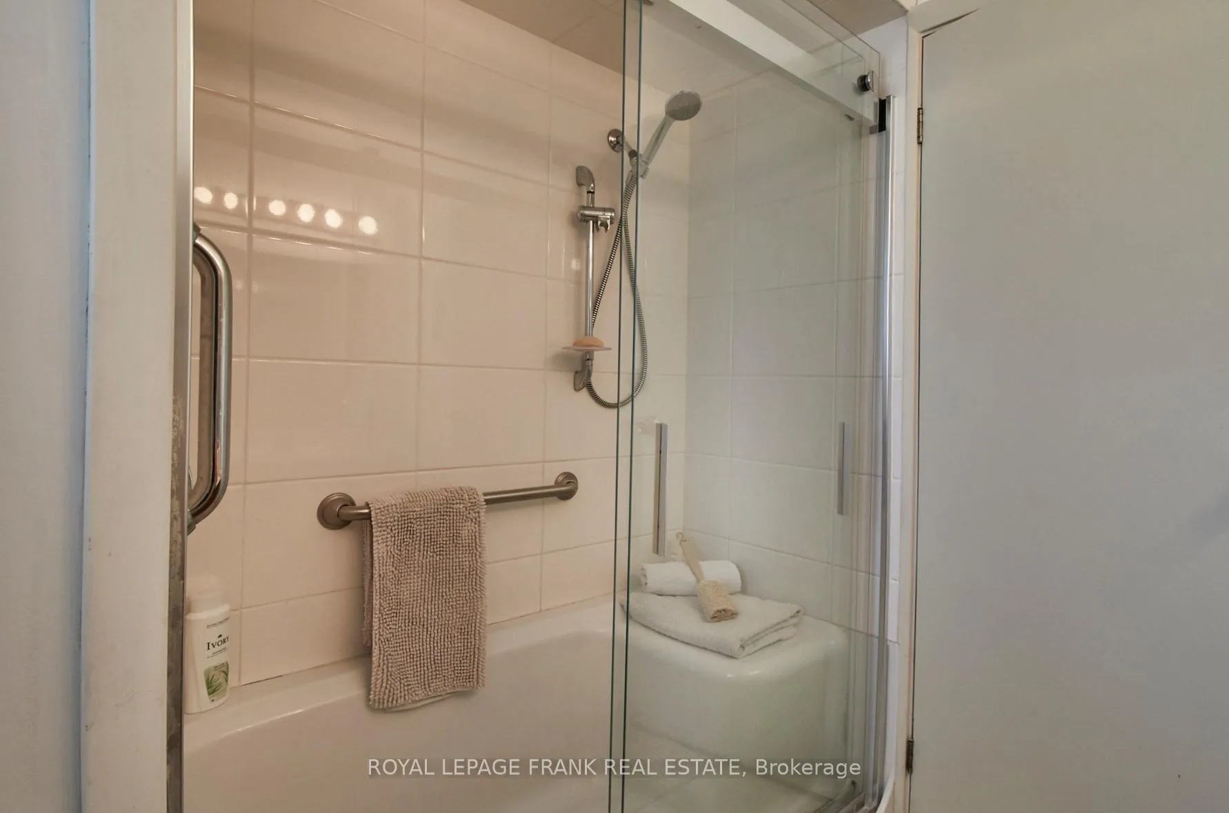 Photo 17 of 372 Arbor Court, Oshawa, McLaughlin — HOMEH
