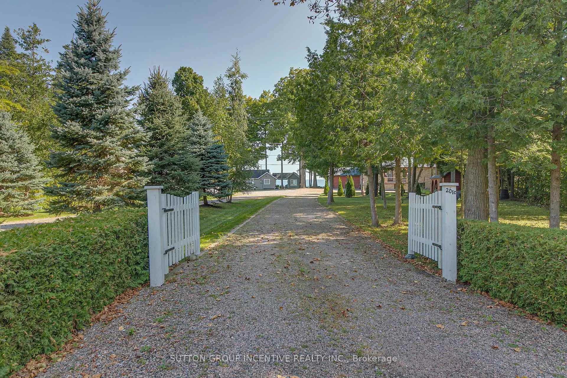 Photo 4 of 201-C Tynhead Road, Barrie, South Shore — HOMEH