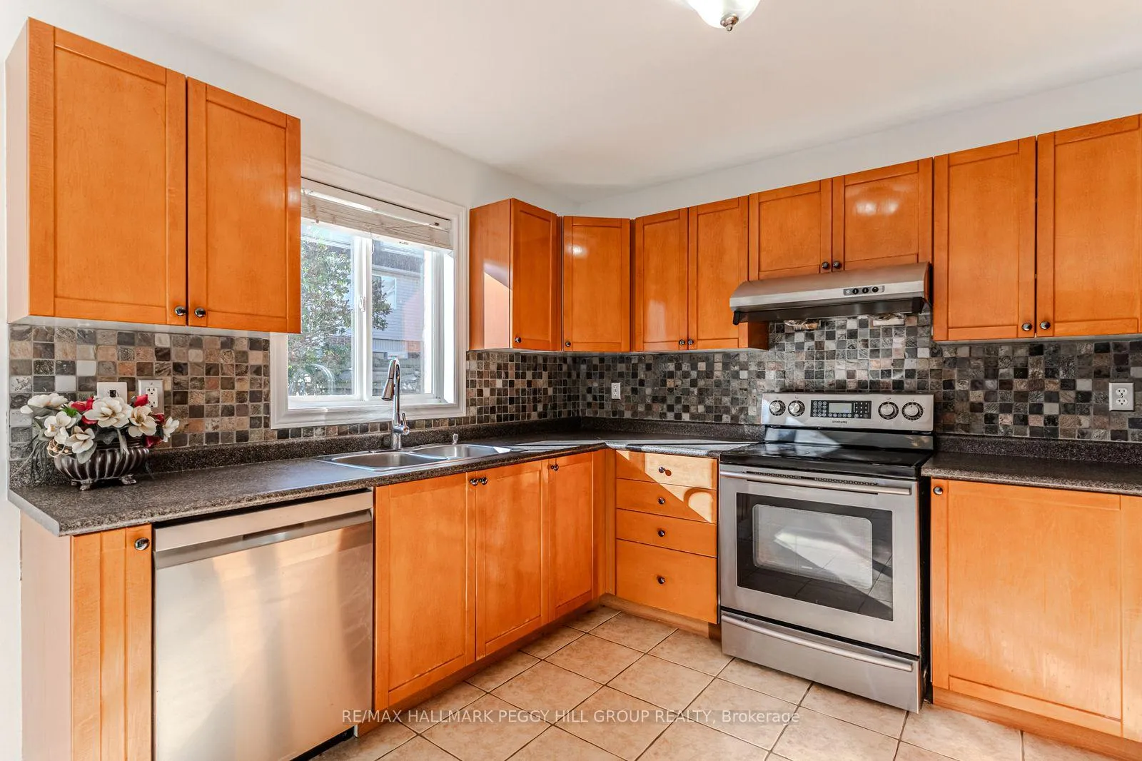 Photo 4 of 29 Brookwood Drive, Barrie, 400 West — HOMEH