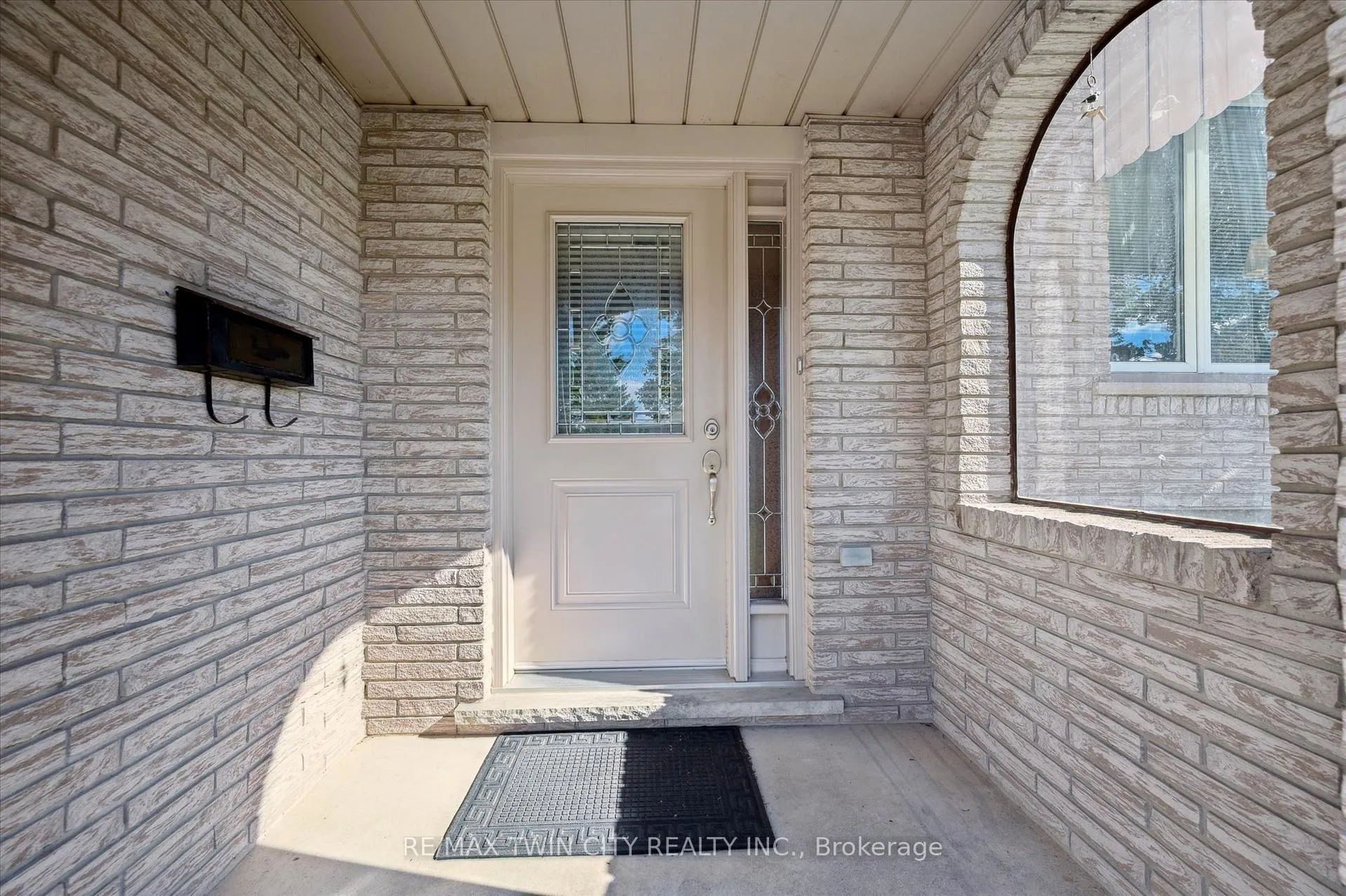 Photo 2 of 162 The Country Way, Kitchener — HOMEH