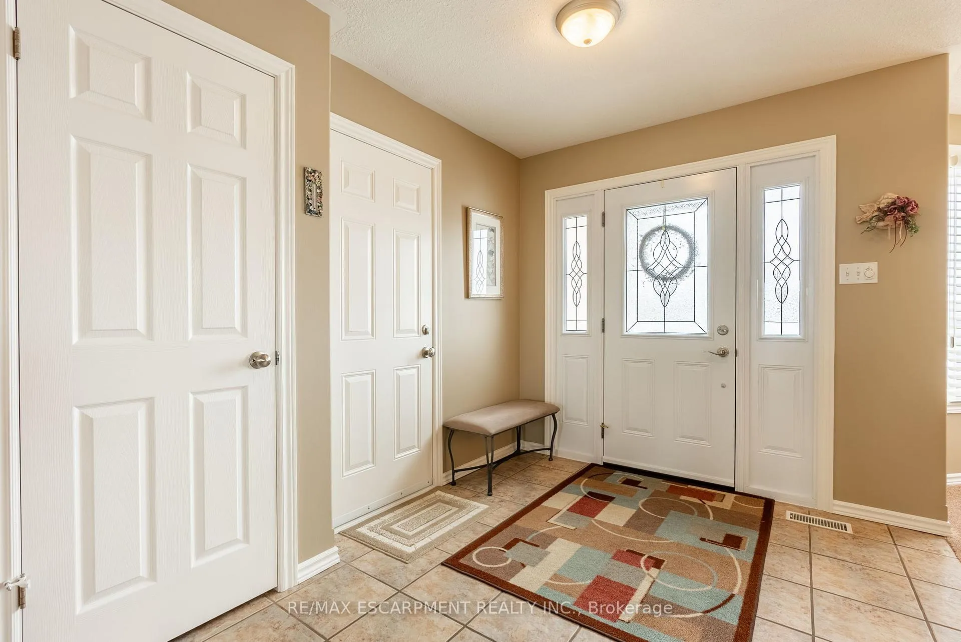Photo 4 of 22 Mansfield Drive, Brant, South Dumfries — HOMEH