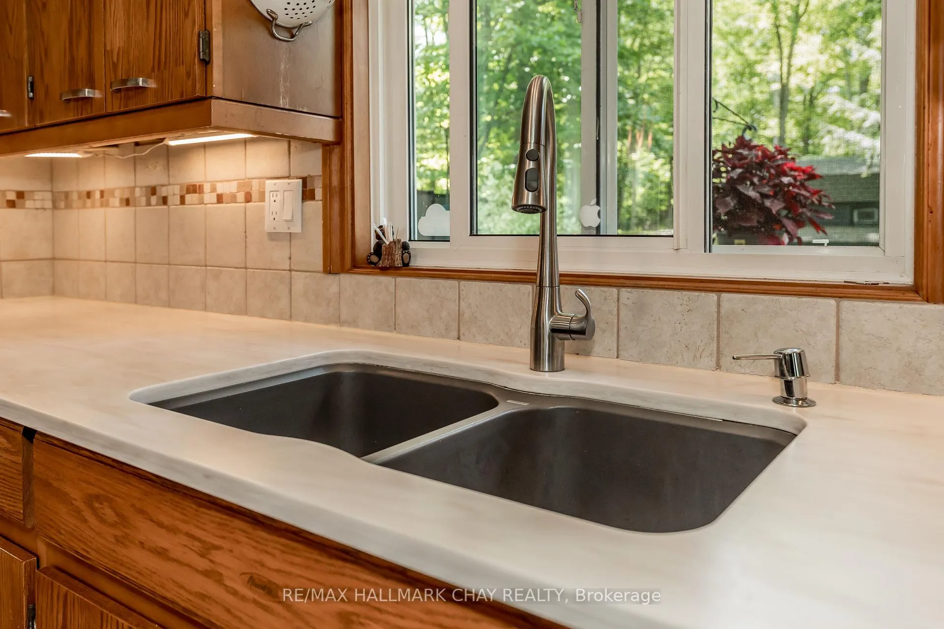 Photo 9 of 8 eagle ridge Lane, McDougall — HOMEH