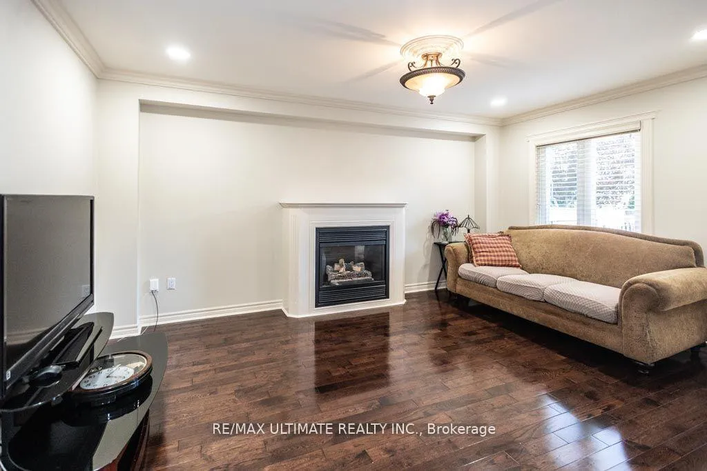 Photo 2 of 29 Mountcharles Crescent, Vaughan, Maple — HOMEH