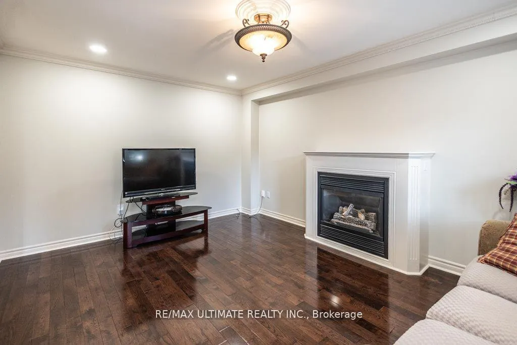 Photo 3 of 29 Mountcharles Crescent, Vaughan, Maple — HOMEH