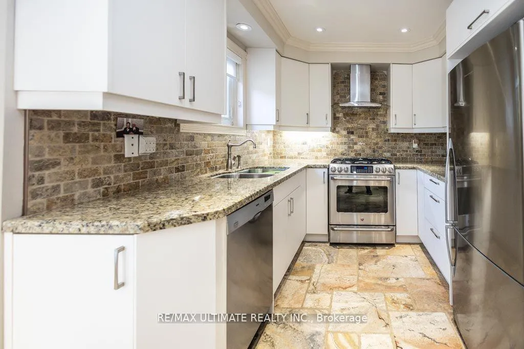 Photo 4 of 29 Mountcharles Crescent, Vaughan, Maple — HOMEH