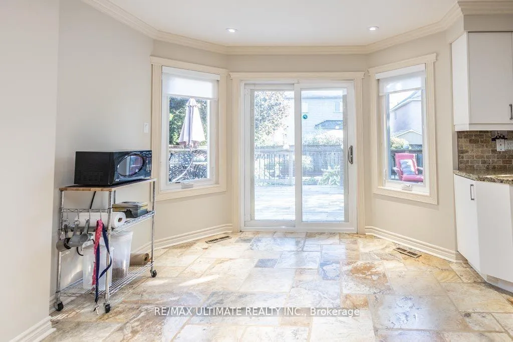 Photo 5 of 29 Mountcharles Crescent, Vaughan, Maple — HOMEH