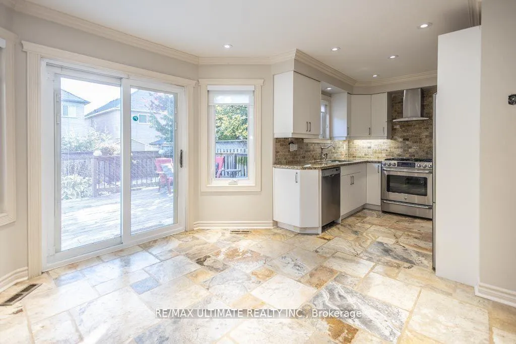 Photo 6 of 29 Mountcharles Crescent, Vaughan, Maple — HOMEH