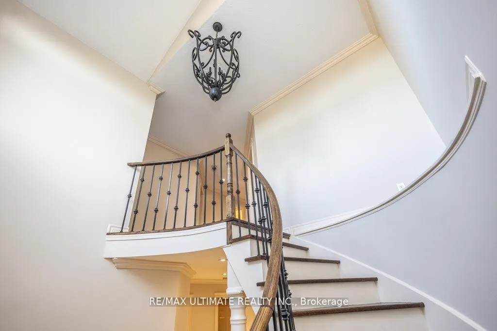 Photo 7 of 29 Mountcharles Crescent, Vaughan, Maple — HOMEH