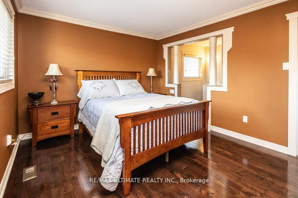 Photo 9 of 29 Mountcharles Crescent, Vaughan, Maple — HOMEH