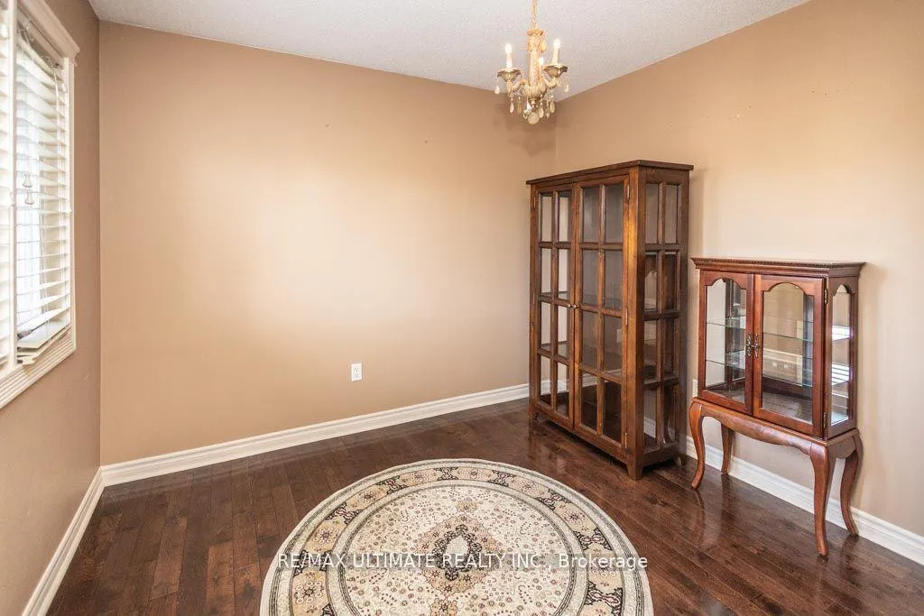Photo 12 of 29 Mountcharles Crescent, Vaughan, Maple — HOMEH