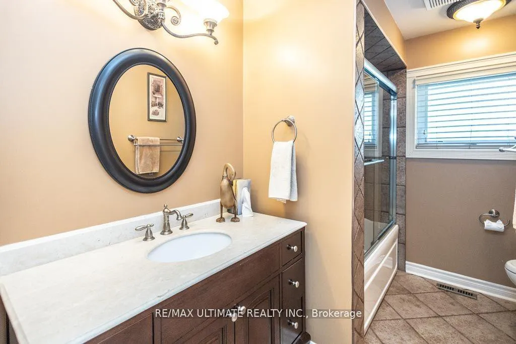 Photo 13 of 29 Mountcharles Crescent, Vaughan, Maple — HOMEH