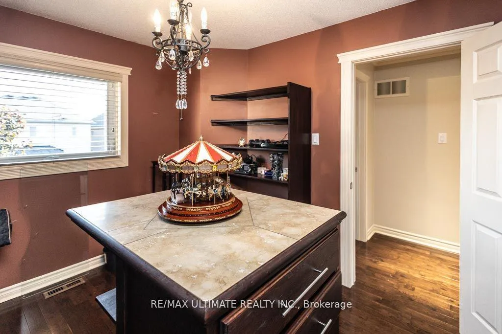 Photo 15 of 29 Mountcharles Crescent, Vaughan, Maple — HOMEH