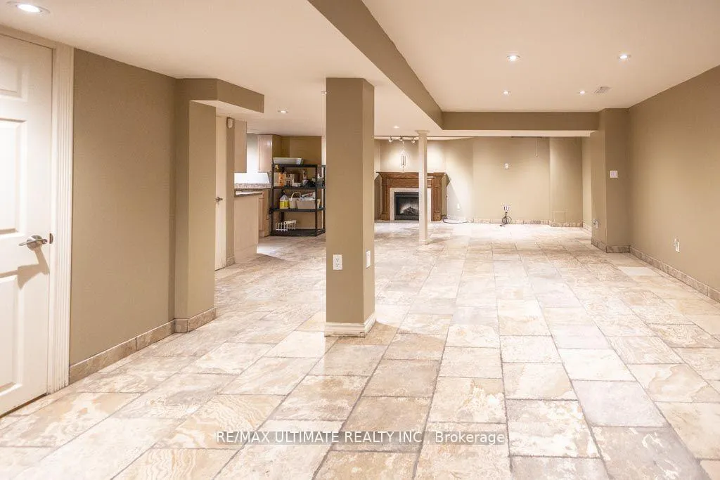 Photo 16 of 29 Mountcharles Crescent, Vaughan, Maple — HOMEH