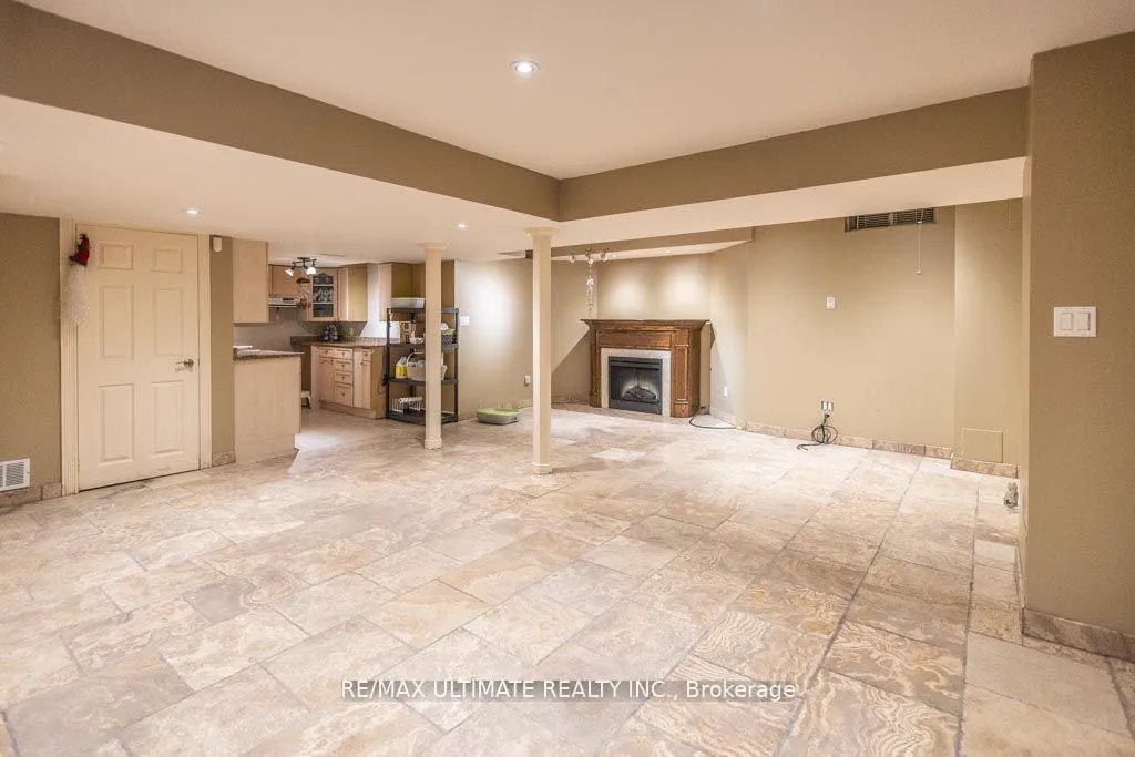 Photo 17 of 29 Mountcharles Crescent, Vaughan, Maple — HOMEH