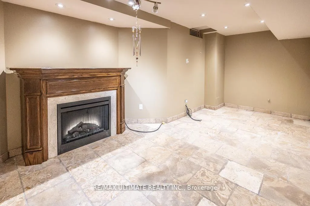 Photo 18 of 29 Mountcharles Crescent, Vaughan, Maple — HOMEH