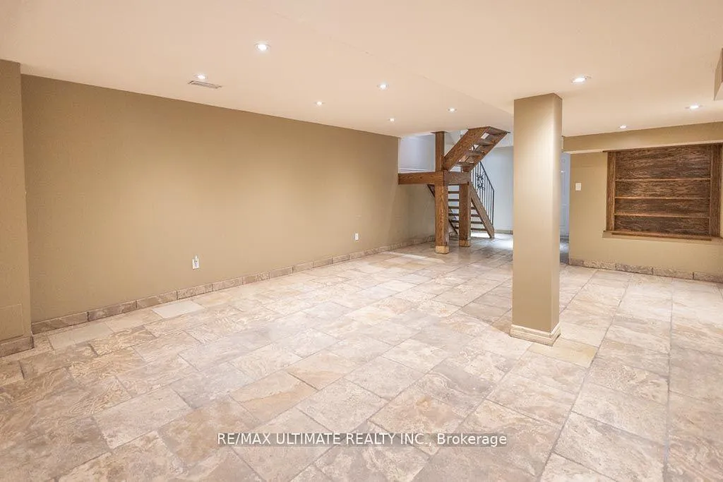 Photo 20 of 29 Mountcharles Crescent, Vaughan, Maple — HOMEH