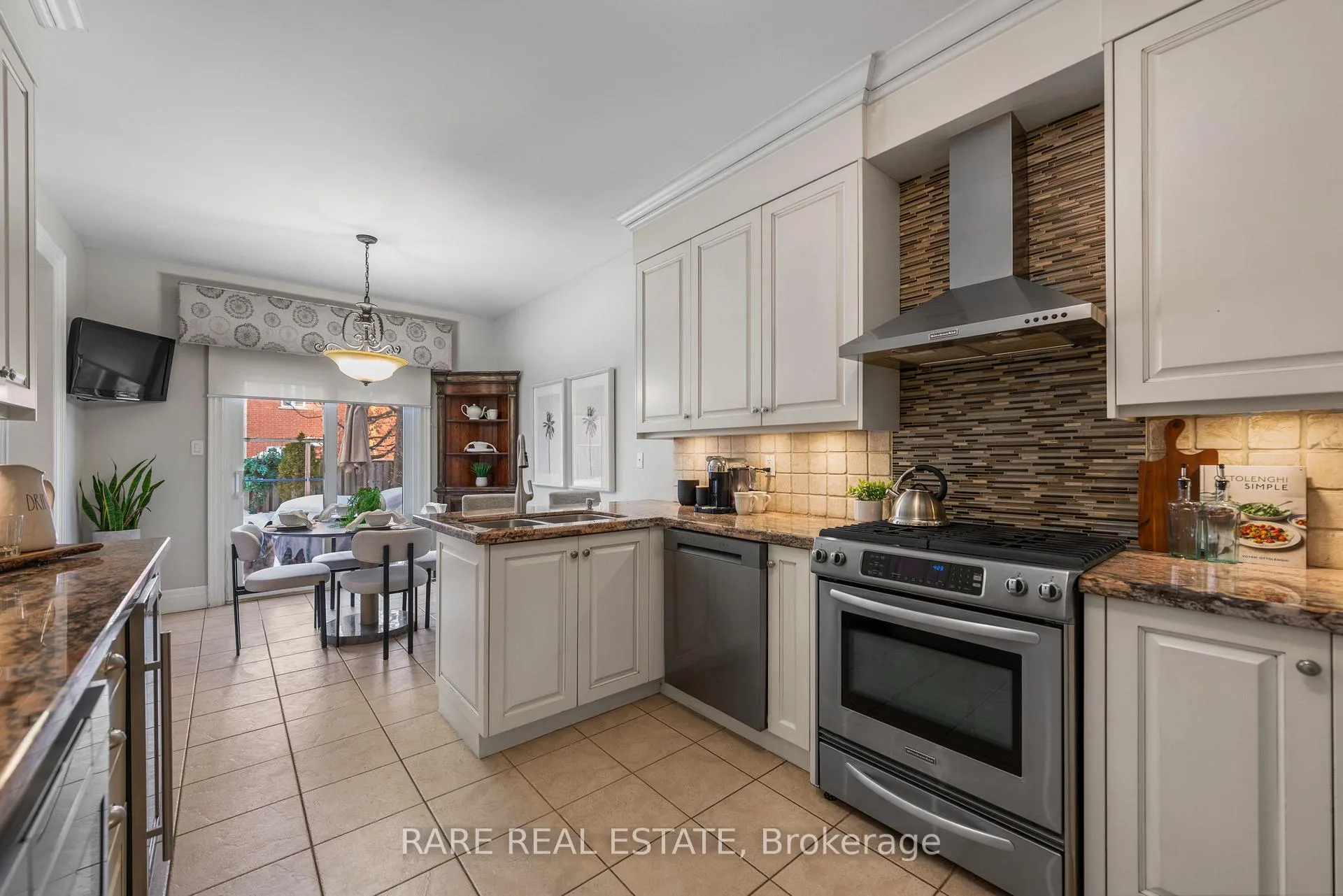 Photo 8 of 32 Strauss Road, Vaughan, Patterson — HOMEH