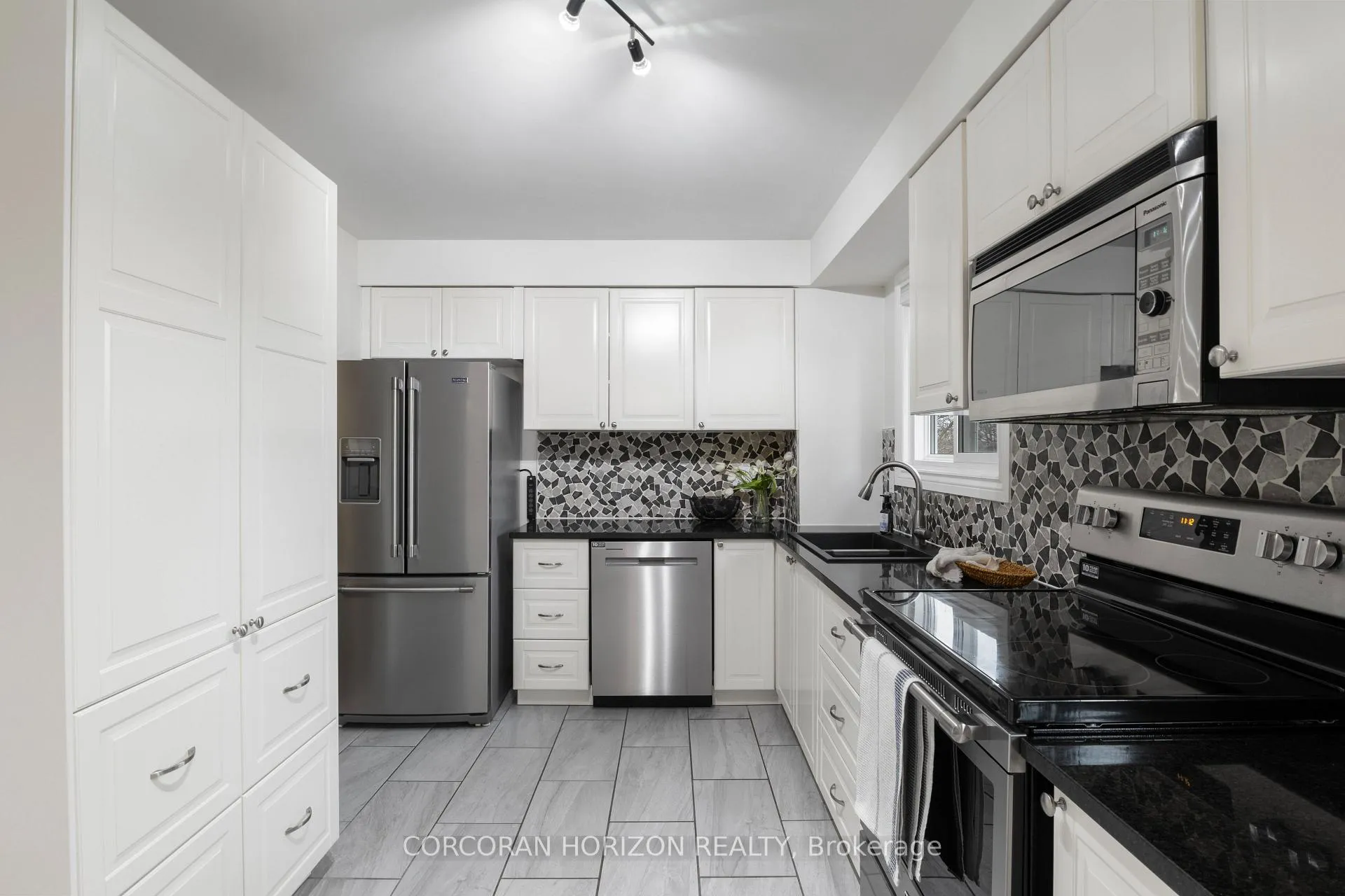 Photo 14 of 60 Devonglen Drive, Kitchener — HOMEH