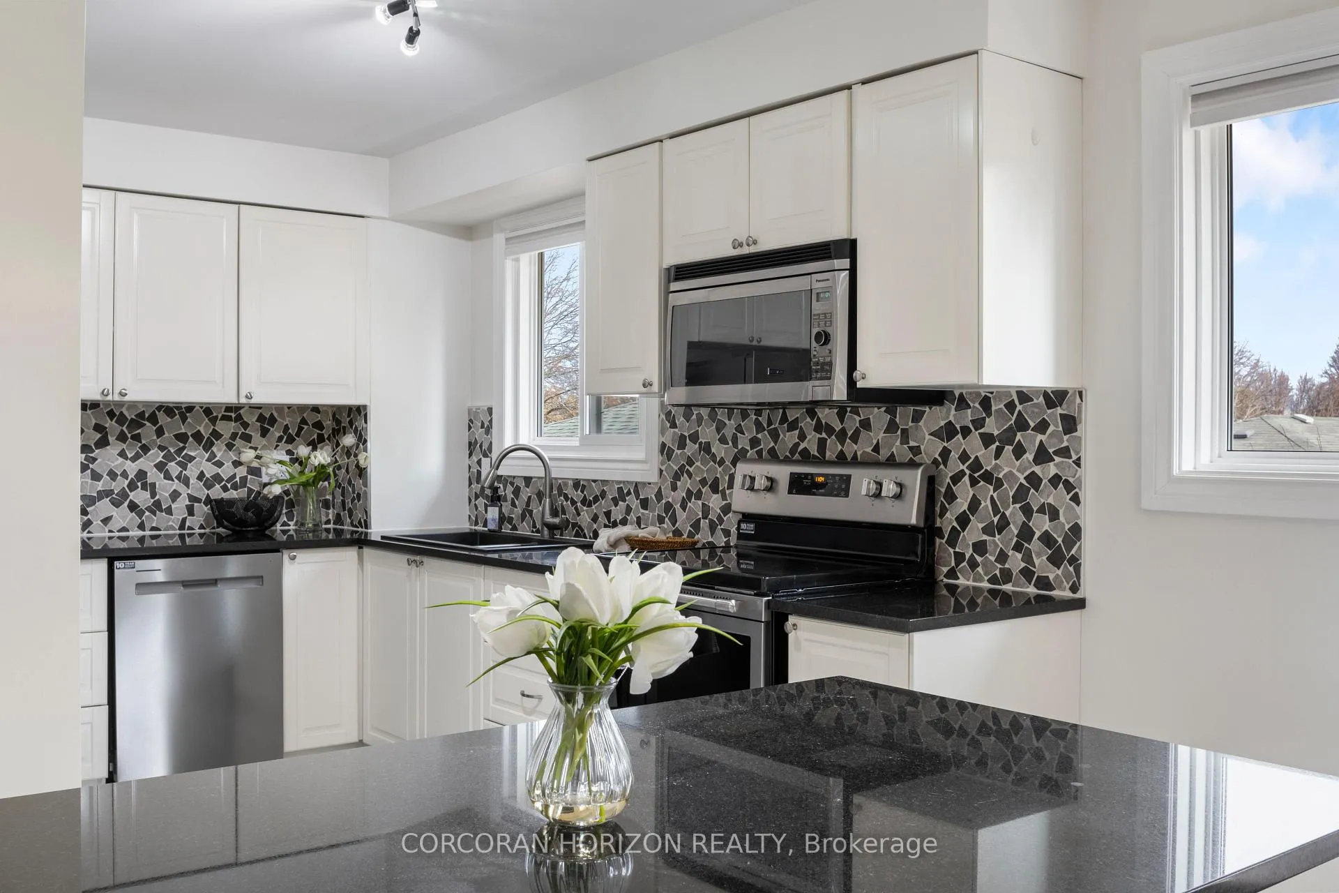 Photo 16 of 60 Devonglen Drive, Kitchener — HOMEH